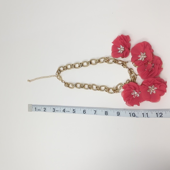 Red flower statement necklace - Picture 7 of 7
